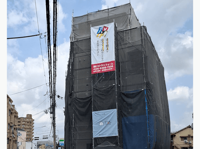 看板として使用している社名入り現場シート