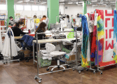 工場での縫製作業