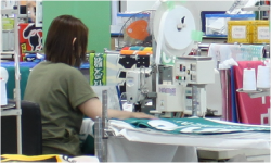縫製作業を行っている人