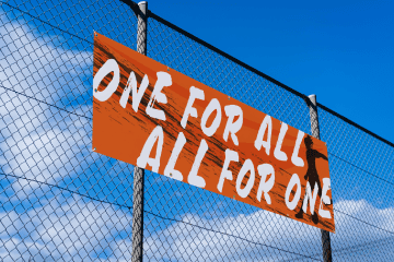 スポーツ用横断幕が設置された様子