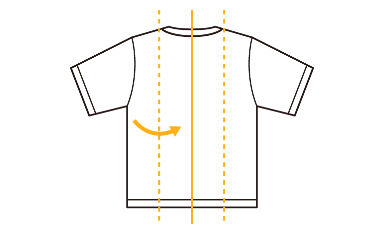 Tシャツを両端から内向きに折りたたむ