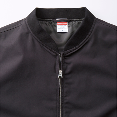 ポリエステルと綿を使用したT/Cウェザー生地を採用