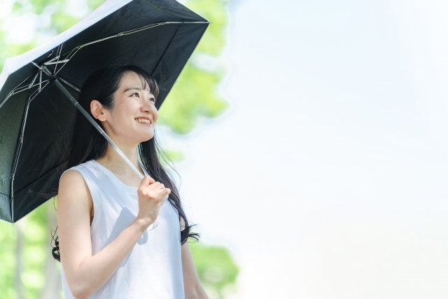 日傘をさす女性