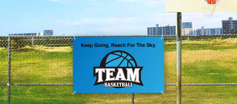 「Keep Going, Reach For The Sky.」横断幕