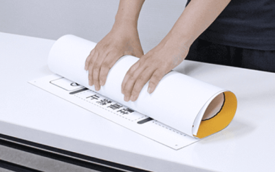 軽量エコパネルを丸めている画像