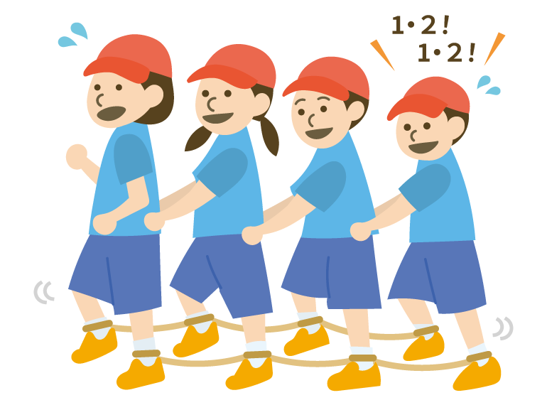 「1・2！1・2！」と声を合わせてムカデ競争をする子供たち