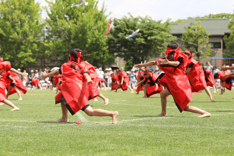 運動会で衣装を着て踊っている様子